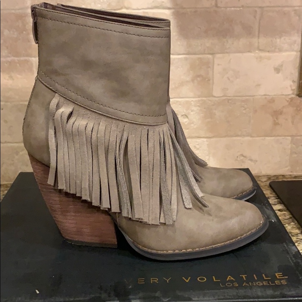 Very Volatile Khloe boots. Size 7
